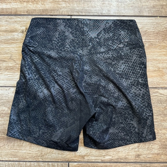 PINK Victoria's Secret Ultimate Black Snakeskin Shorts Size Medium Pink Active - Picture 5 of 11